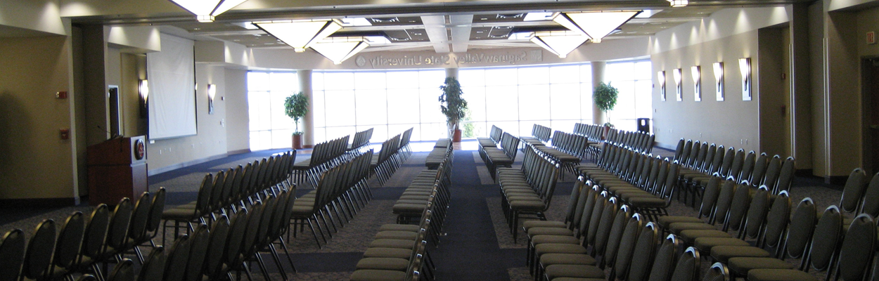 SVSU的宴会厅设置为会议风格的座位.